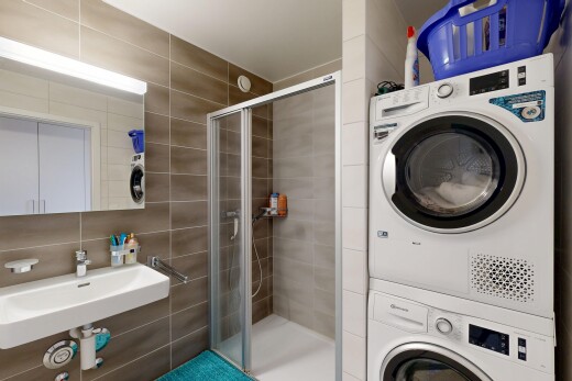 salle de bains avec mur en carrelage, tile wall, salle de bain complète, inside property, et douche