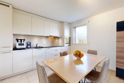 cuisine avec backsplash, dosseret, natural light, lumière naturelle, et armoires blanches