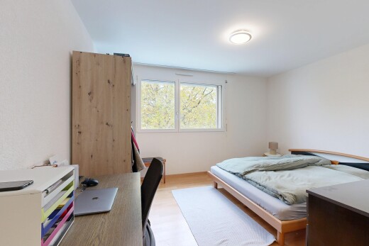 zimmer / schlafzimmer mit bürobereich, natural light, natürliches licht, inside property, und wood finish floor