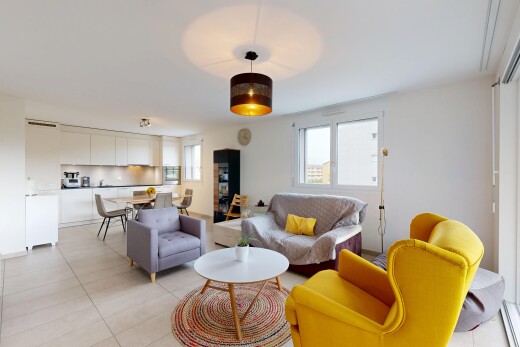 wohn- / esszimmer mit natural light, natürliches licht, tile floor, fliesenboden, und drywall