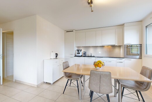 küche mit ofen, schränke mit flachen paneelen, drywall, gipskartonwand, und weiße schränke