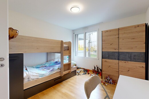 zimmer / schlafzimmer mit natural light, natürliches licht, wood finish floor, holzfußboden, und drywall