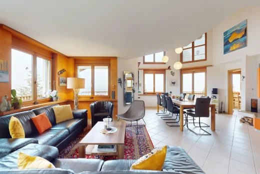 wohn- / esszimmer mit hohe decke, fliesenboden, und natürliches licht