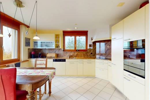 küche mit geschirrspülmaschine, pendelleuchte, weiße schränke, natürliches licht, und küchenrückwand beim herd