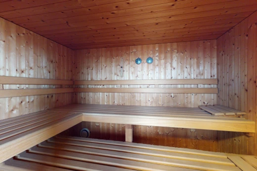 innenraum mit holzdecke und holzwand