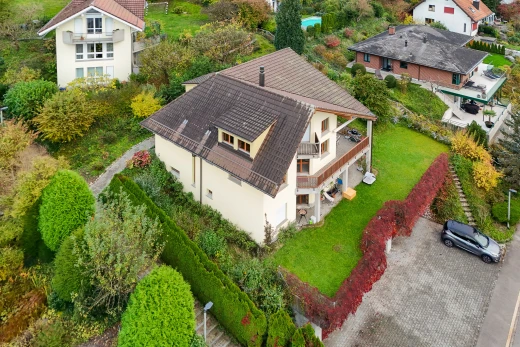 außenansicht mit rasen