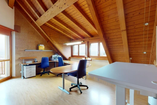 büro mit balkendecke, dachschräge, holzdecke, parkettboden, und natürliches licht