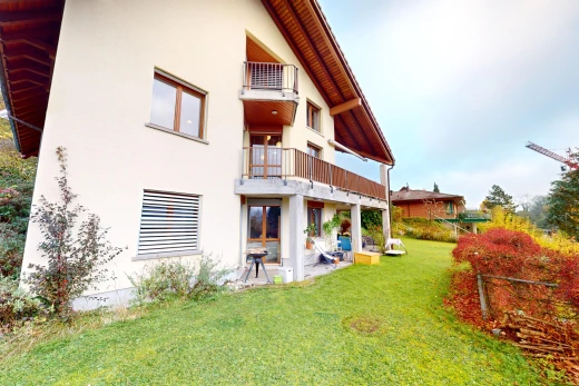 außenansicht mit balkon und rasen