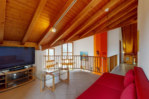 wohnzimmer mit deckenbeleuchtung, holzdecke, dachschräge, und fernseher