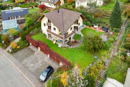 außenansicht mit rasen und zaun