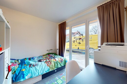 chambre avec lumière naturelle, cloison sèche, et accès à l'extérieur