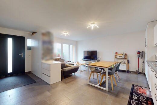 wohn- / esszimmer mit natürliches licht, gipskartonwand, und fernseher