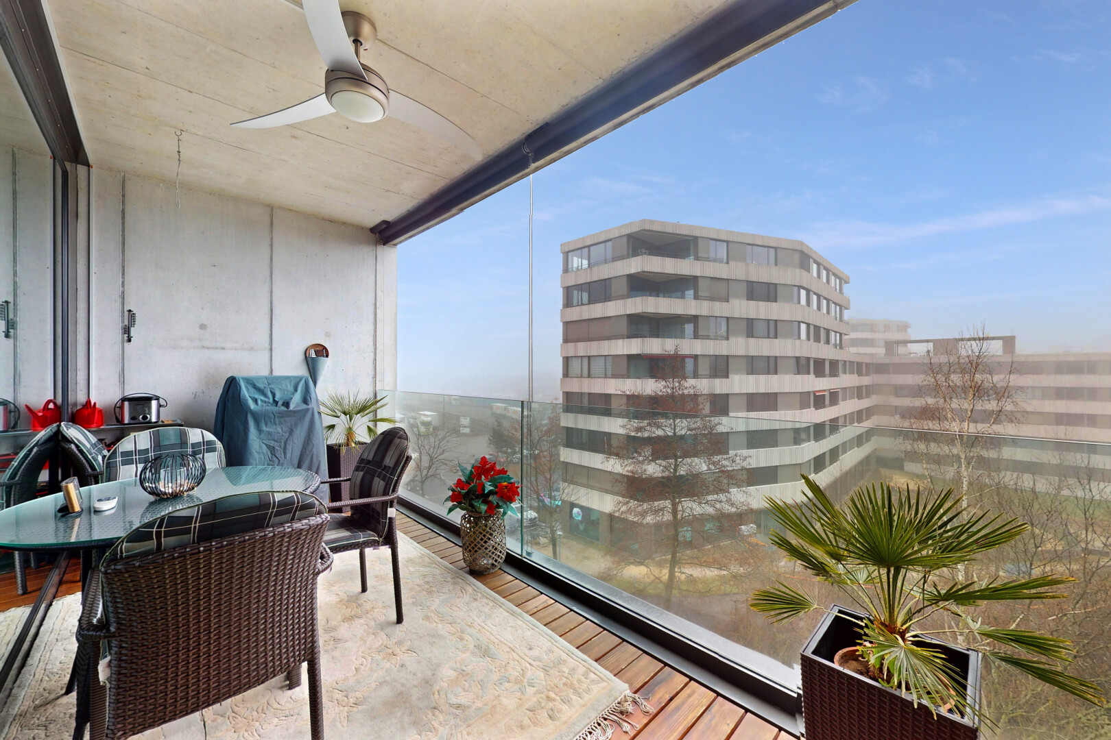 balcon avec ventilateur de plafond, gril, véranda, et balcon