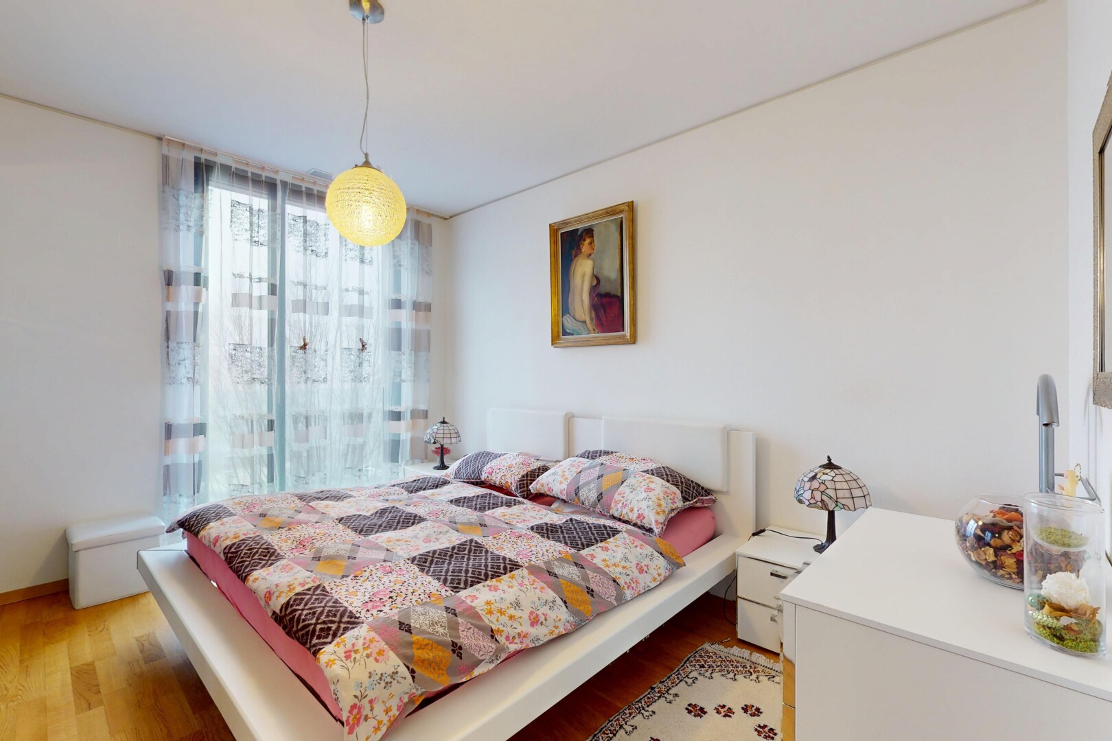 chambre avec lumière naturelle, sol en finition bois, et cloison sèche