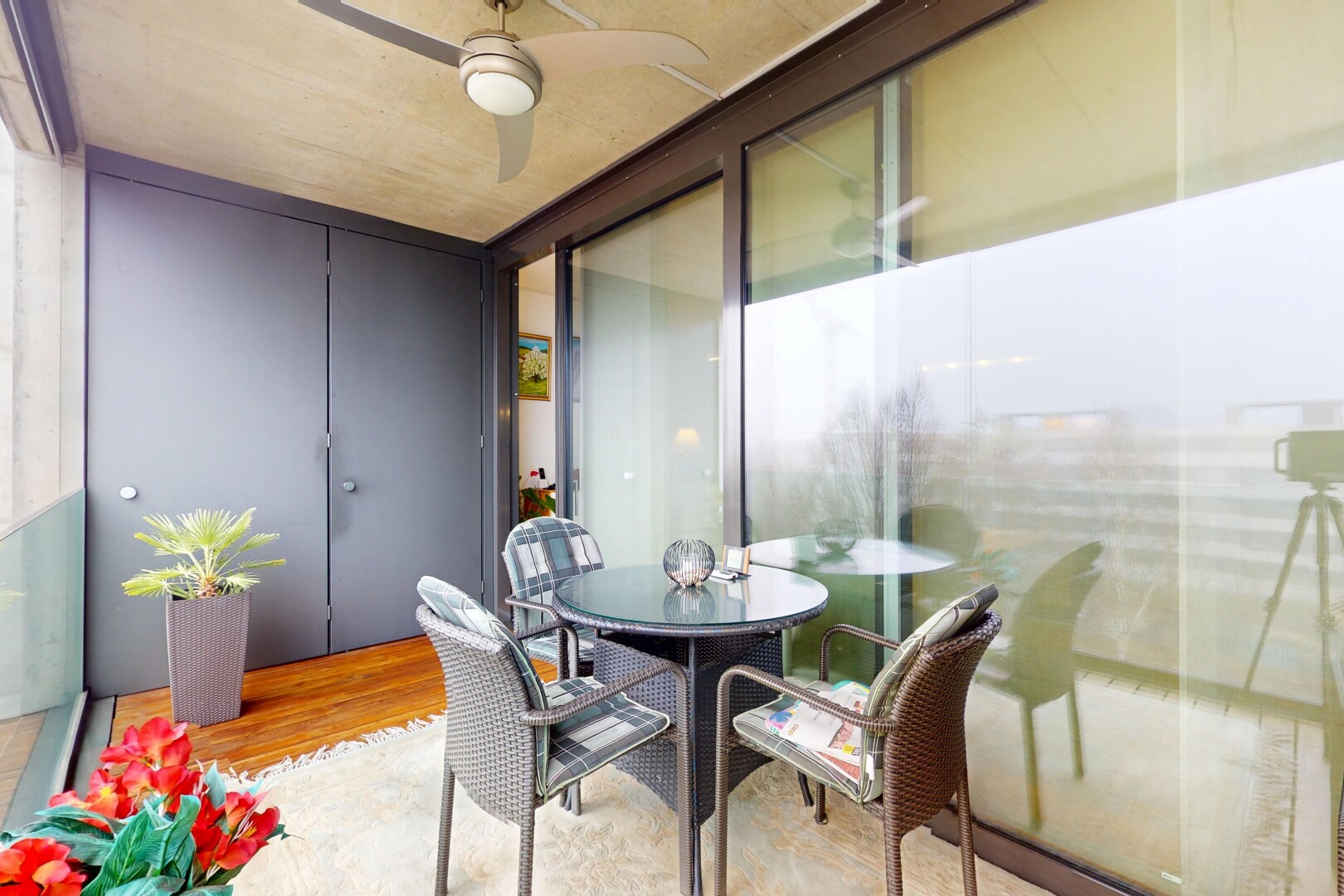 salle à manger avec ventilateur de plafond et sol en finition bois