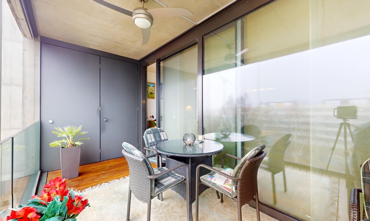 salle à manger avec ventilateur de plafond et sol en finition bois