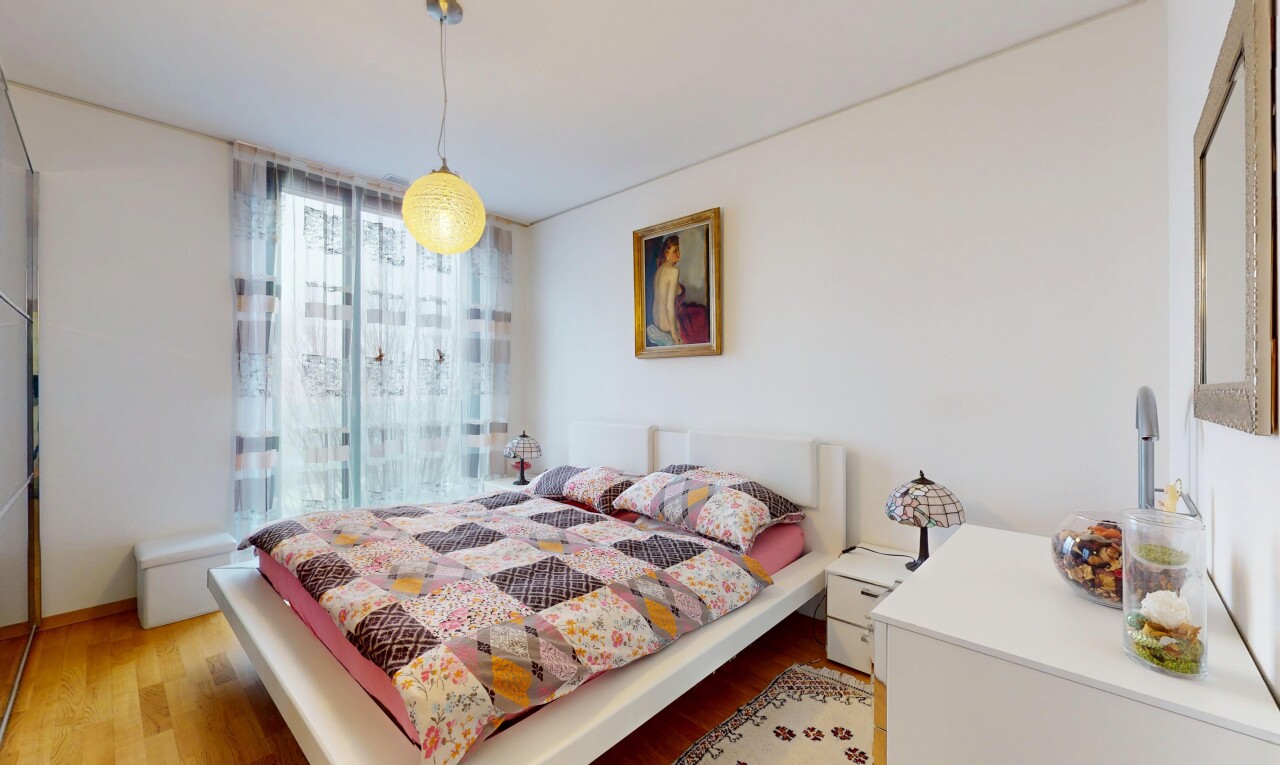 chambre avec lumière naturelle, sol en finition bois, et cloison sèche