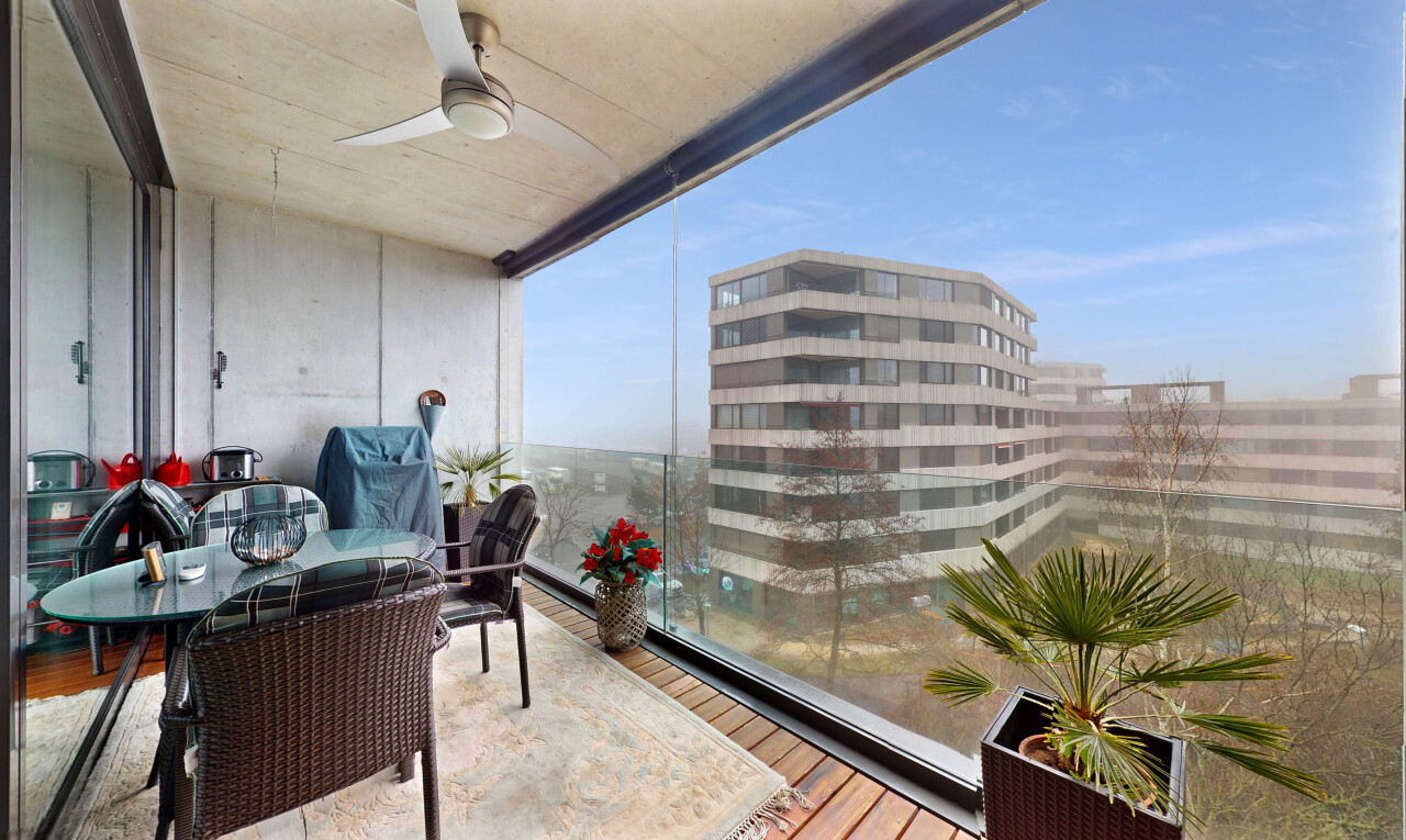 balcon avec ventilateur de plafond, gril, véranda, et balcon