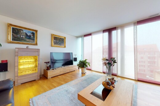 wohnzimmer mit holzfußboden, natürliches licht, fernseher, bodendeckenfenster, und gipskartonwand