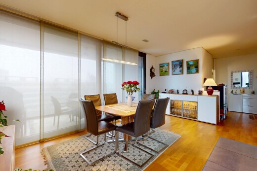 wohn- / esszimmer mit holzfußboden und gipskartonwand