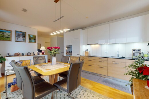 küche mit schränke mit flachen paneelen, holzfußboden, weiße schränke, und pendelleuchte