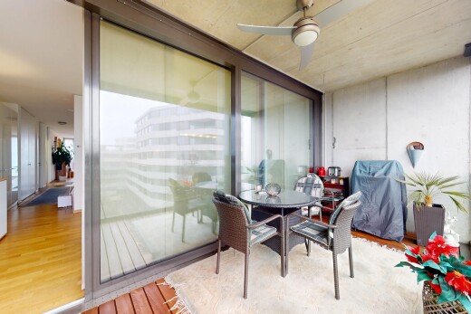 esszimmer mit natürliches licht, holzfußboden, und deckenventilator