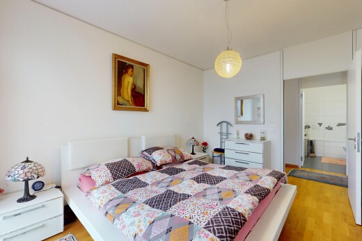 zimmer / schlafzimmer mit holzfußboden und gipskartonwand