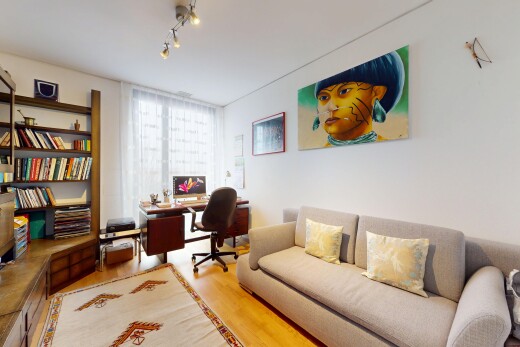 wohnzimmer mit holzfußboden, bürobereich, natürliches licht, fernseher, und gipskartonwand