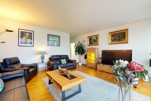 wohnzimmer mit holzfußboden, gipskartonwand, und fernseher