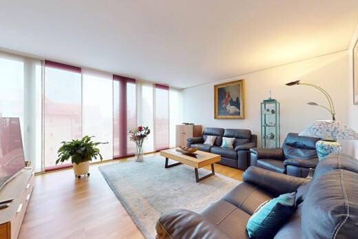 wohnzimmer mit holzfußboden, natürliches licht, gipskartonwand, und bodendeckenfenster