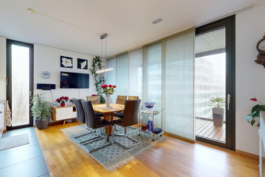 esszimmer mit fernseher, holzfußboden, bodendeckenfenster, und natürliches licht