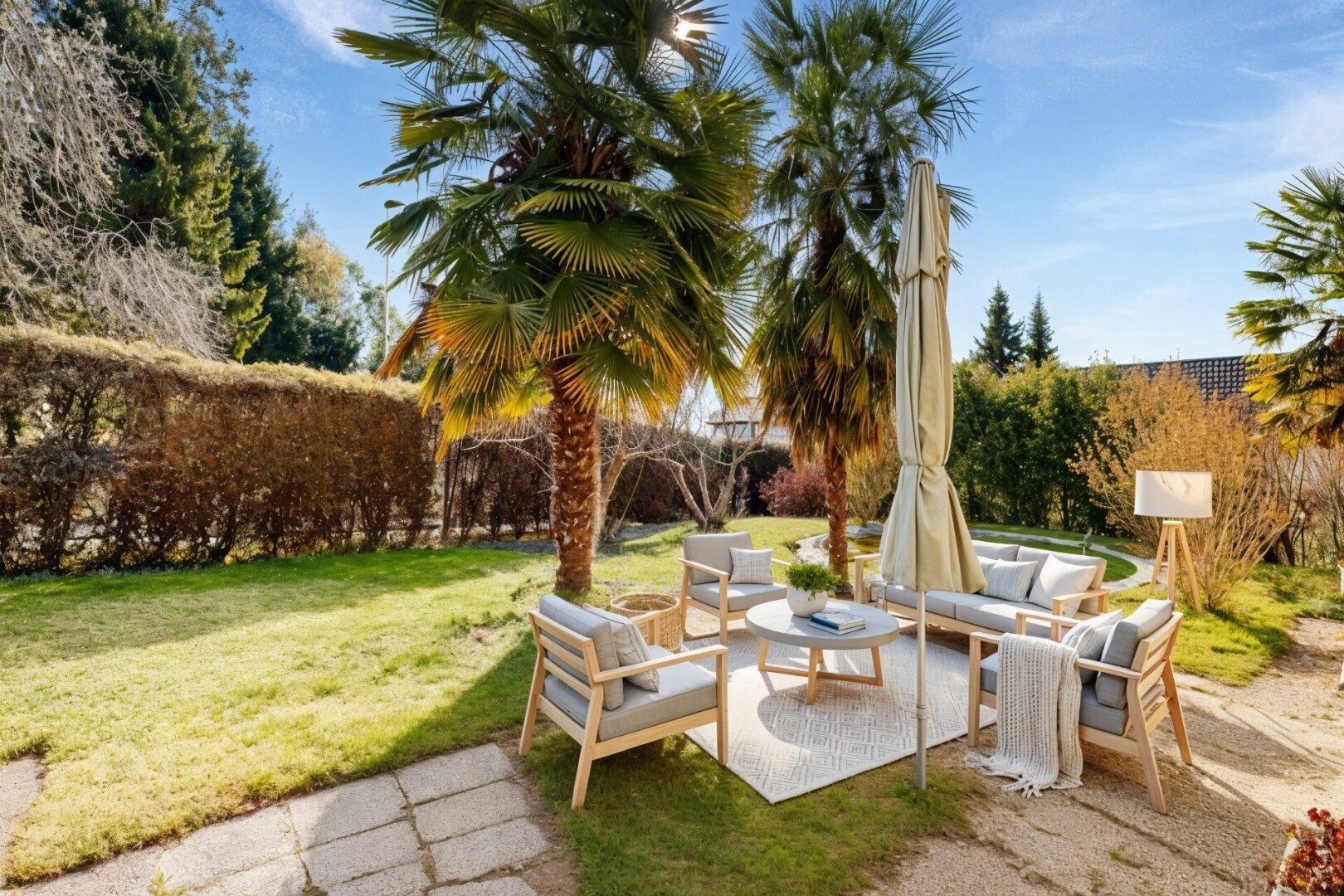 jardin avec espace de vie extérieur, pelouse, from property, terrasse, et day time