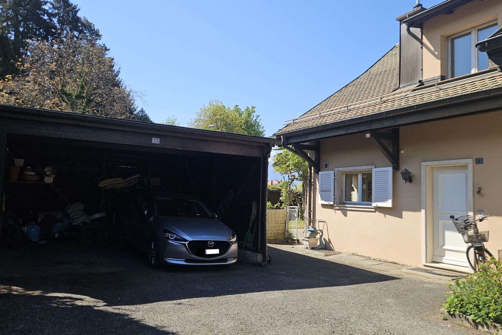 façade avec day time, bardage en stuc, toit en bardeaux, et property visible
