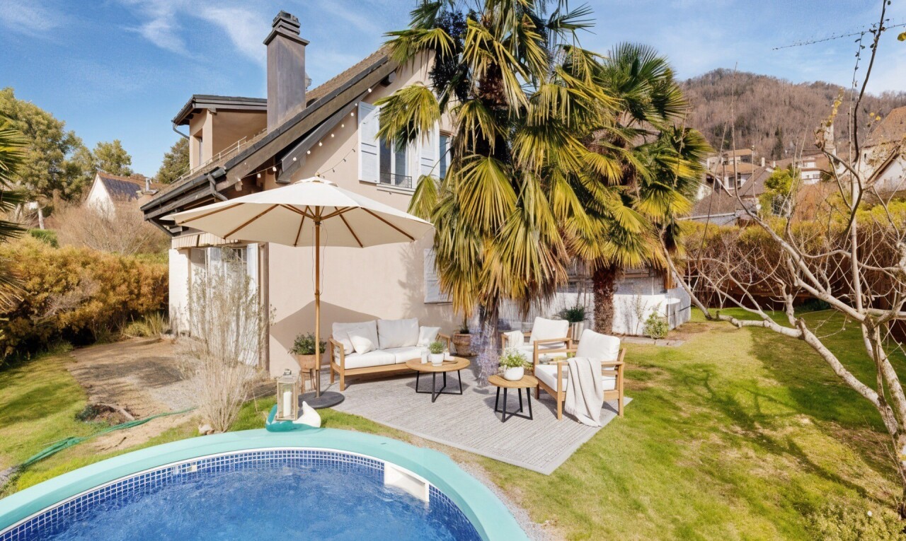 piscine avec pelouse, day time, terrasse, espace de vie extérieur, et piscine