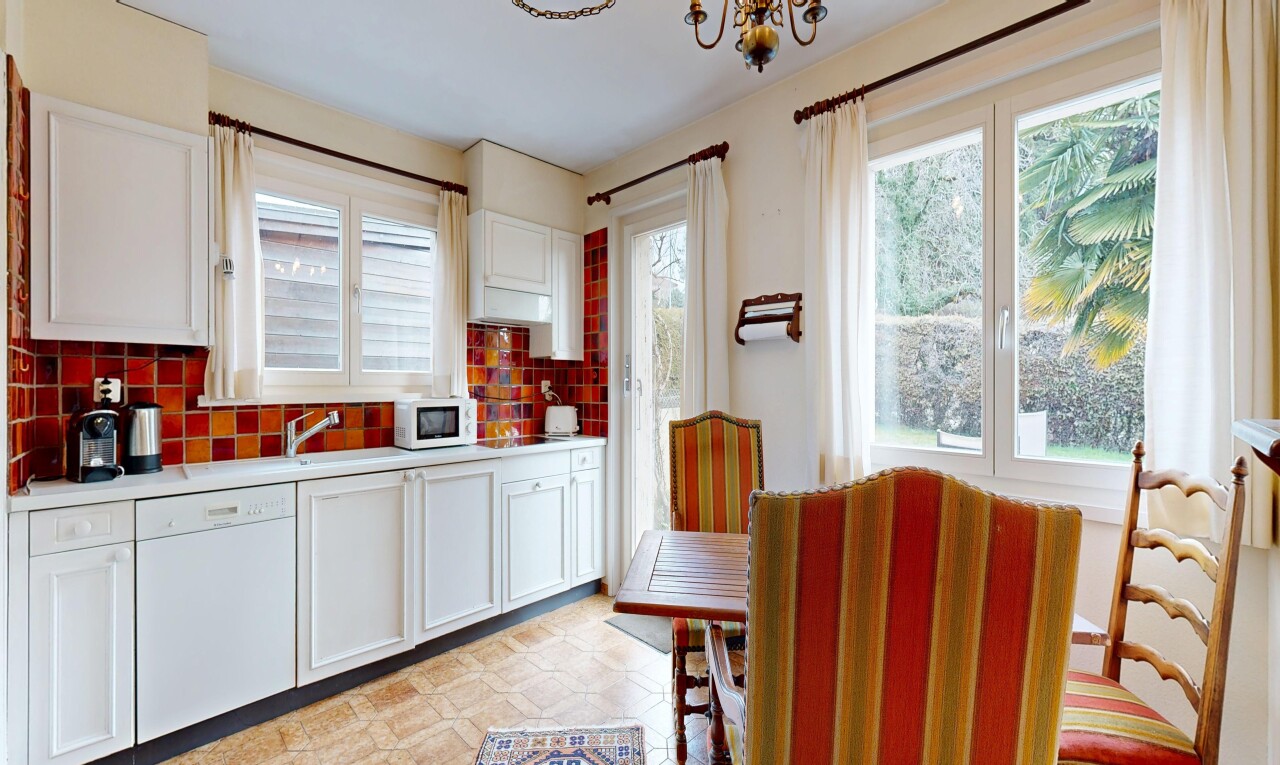 cuisine avec armoires blanches, white cabinets, plans de travail, light countertops, et lave-vaisselle