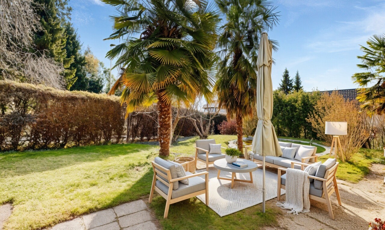 jardin avec espace de vie extérieur, pelouse, from property, terrasse, et day time