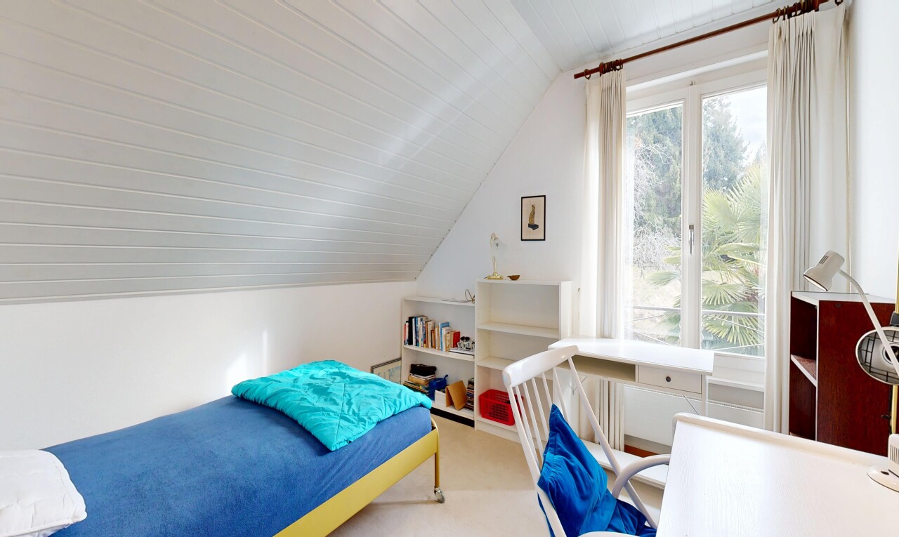 chambre avec plafond voûté, vaulted ceiling, plafond bas, low ceiling, et pièce supplémentaire