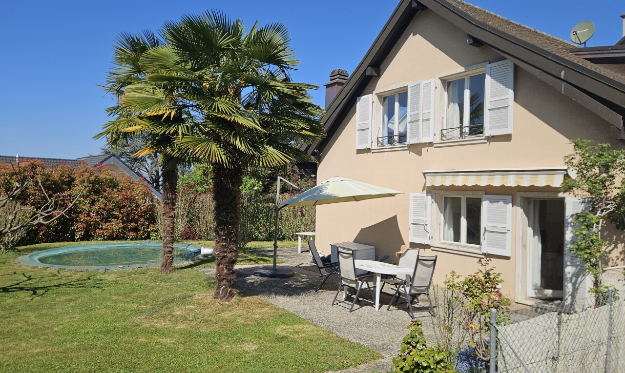 façade avec bardage en stuc, property visible, terrasse, day time, et cheminée