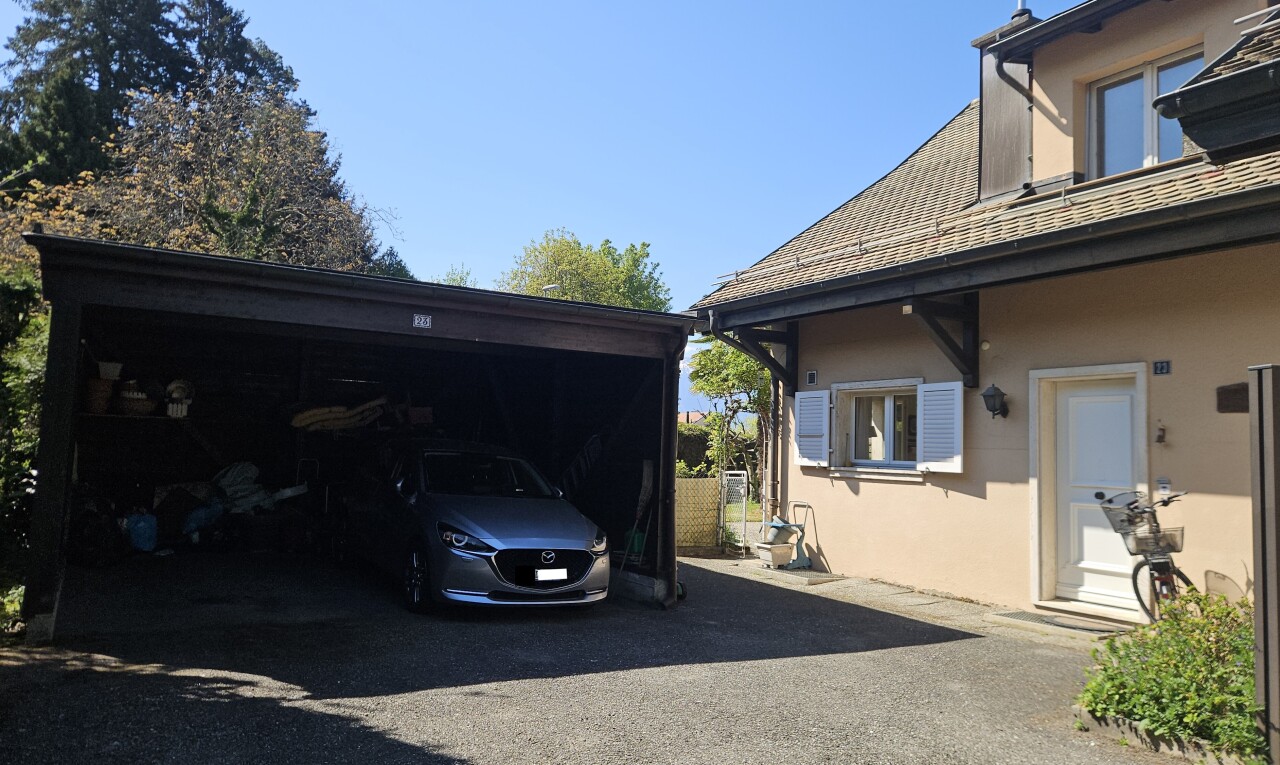 façade avec day time, bardage en stuc, toit en bardeaux, et property visible