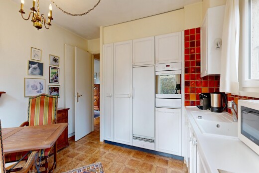 cuisine avec light countertops, plans de travail, white cabinets, armoires blanches, et light floor