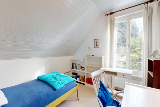 chambre avec plafond voûté, vaulted ceiling, plafond bas, low ceiling, et pièce supplémentaire