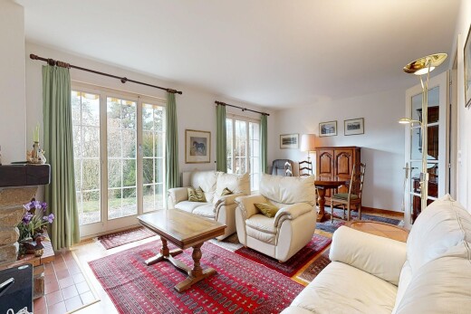 salon avec inside property, cloison sèche, drywall, lumière naturelle, et natural light