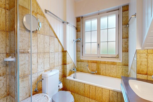 salle de bains avec salle de bain complète, toilette, natural light, lumière naturelle, et lavabo (ou coiffeuse selon le contexte)