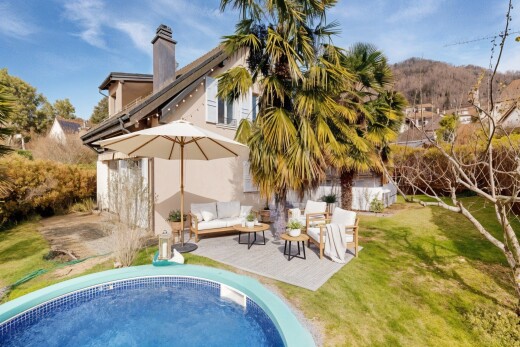 piscine avec pelouse, day time, terrasse, espace de vie extérieur, et piscine