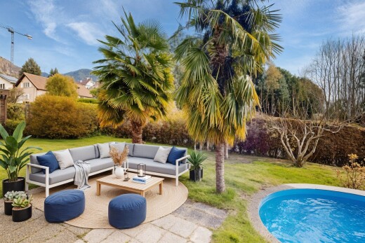 piscine avec pelouse, day time, from property, piscine, et virtually staged