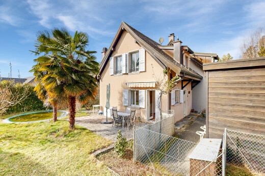 façade avec terrasse, bardage en stuc, pelouse, property visible, et auvent