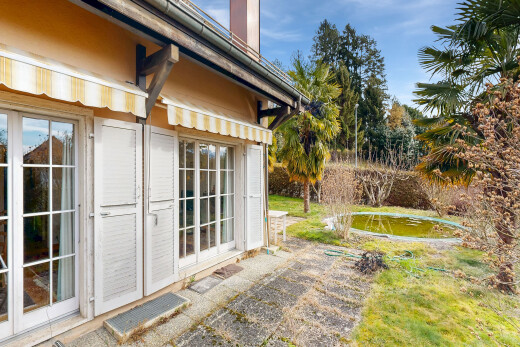 façade avec day time, auvent, from property, et pelouse