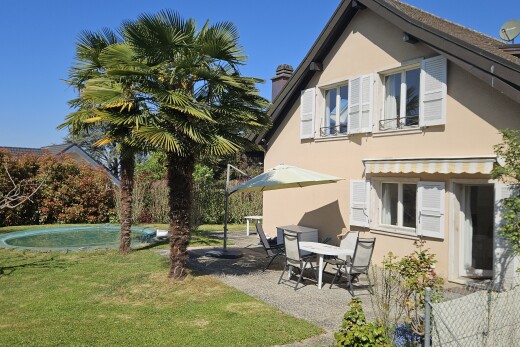 façade avec bardage en stuc, property visible, terrasse, day time, et cheminée