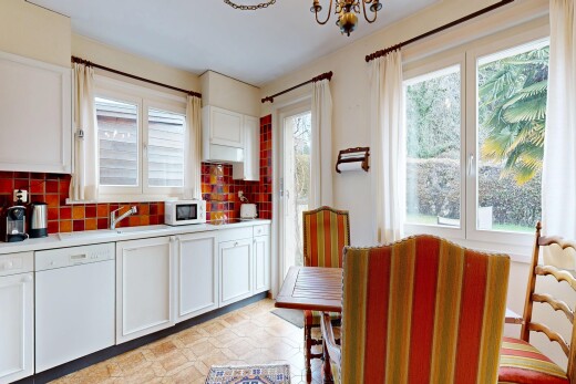 cuisine avec armoires blanches, white cabinets, plans de travail, light countertops, et lave-vaisselle