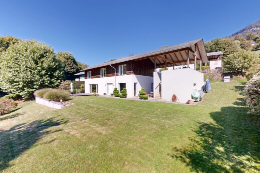 außenansicht mit property visible, rasen, day time, und stuckverkleidung